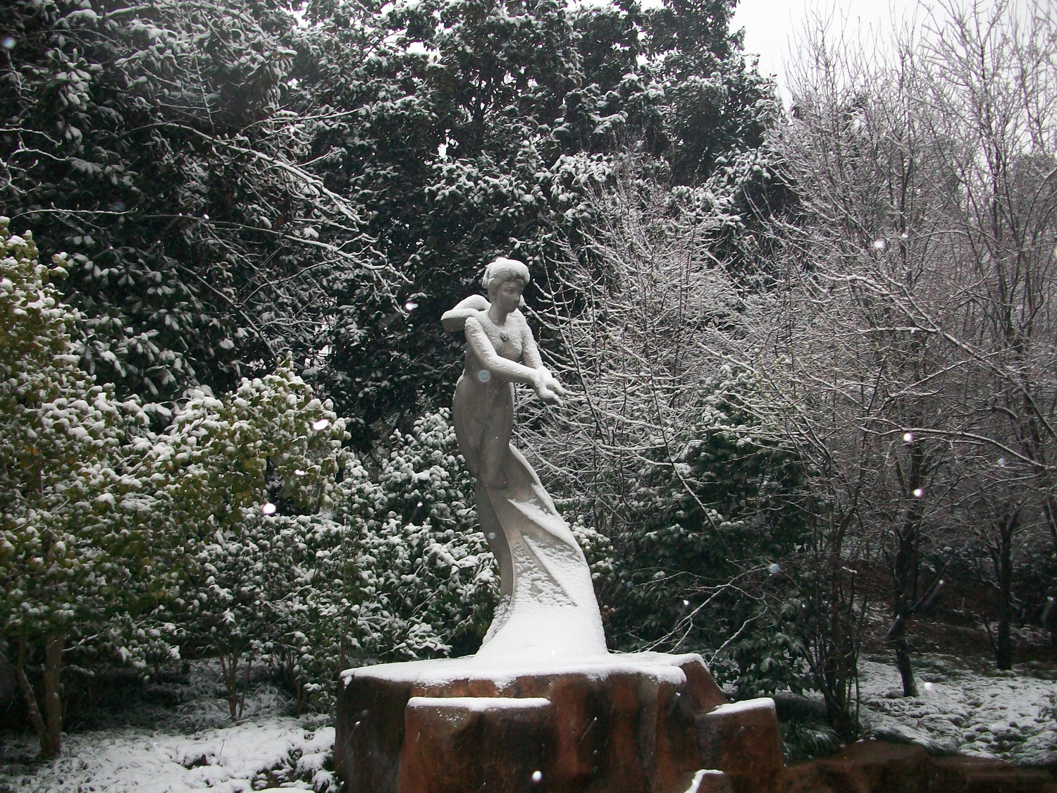 3月桃花雪（赭山雕塑）.BMP