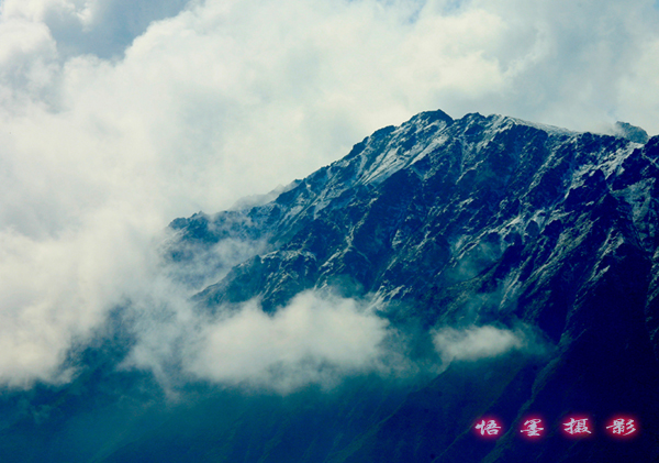 薄云环绕中的拉鸡山一角.jpg