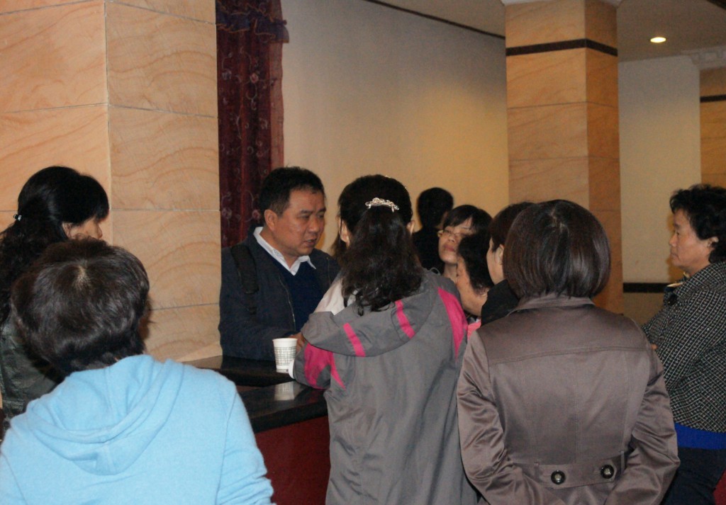 学员在请教张流波主任问题.jpg
