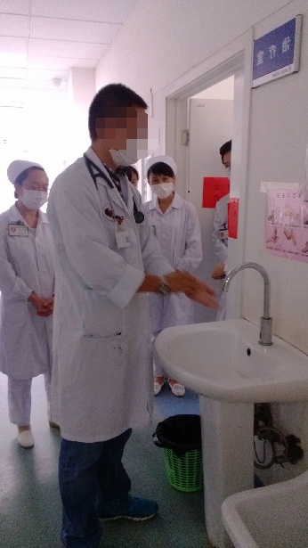 专注的洗手图