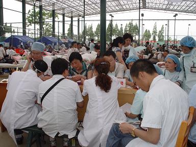 抗震救灾临时救治站内的感控会议.JPG