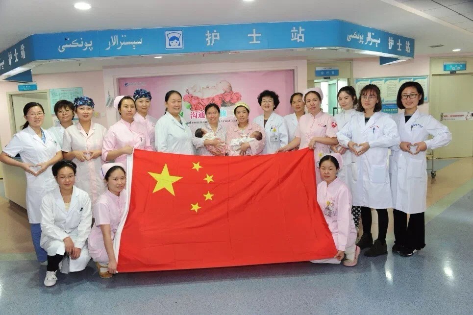 妇产科与红旗合影.JPG