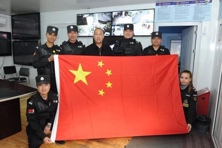 保卫科与红旗合影.JPG