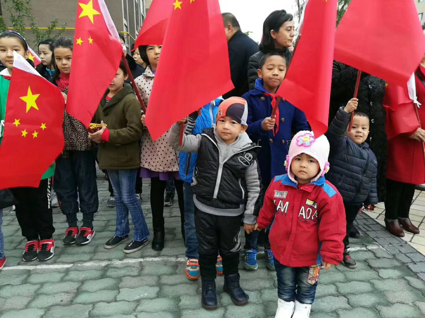 参加升国旗的小朋友.JPG
