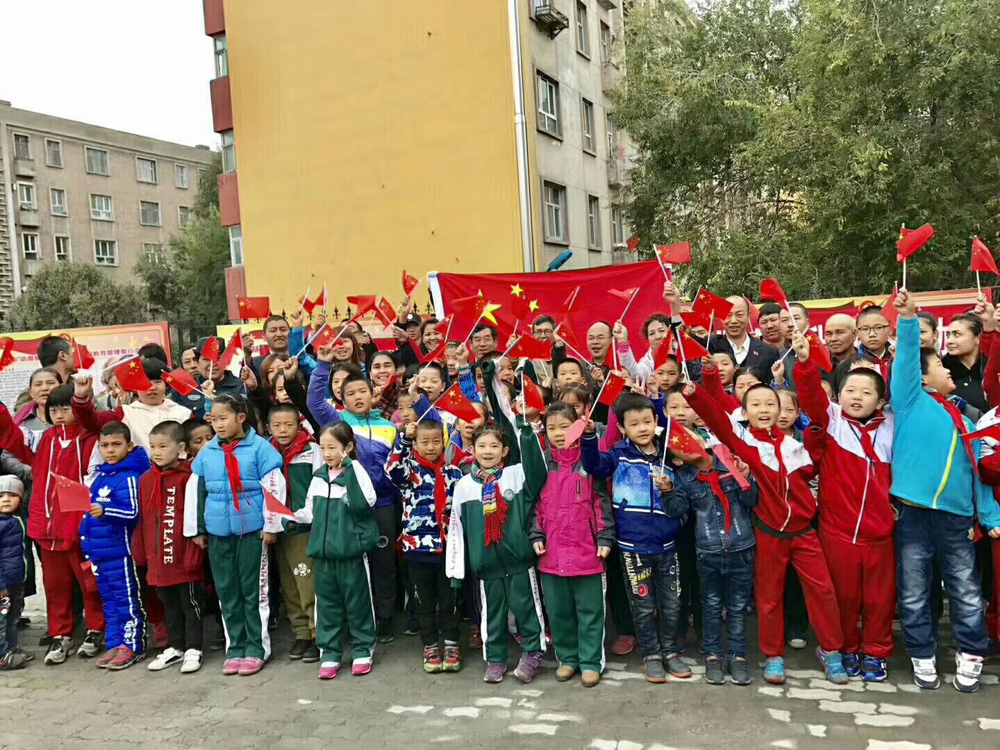 小朋友升国旗.JPG