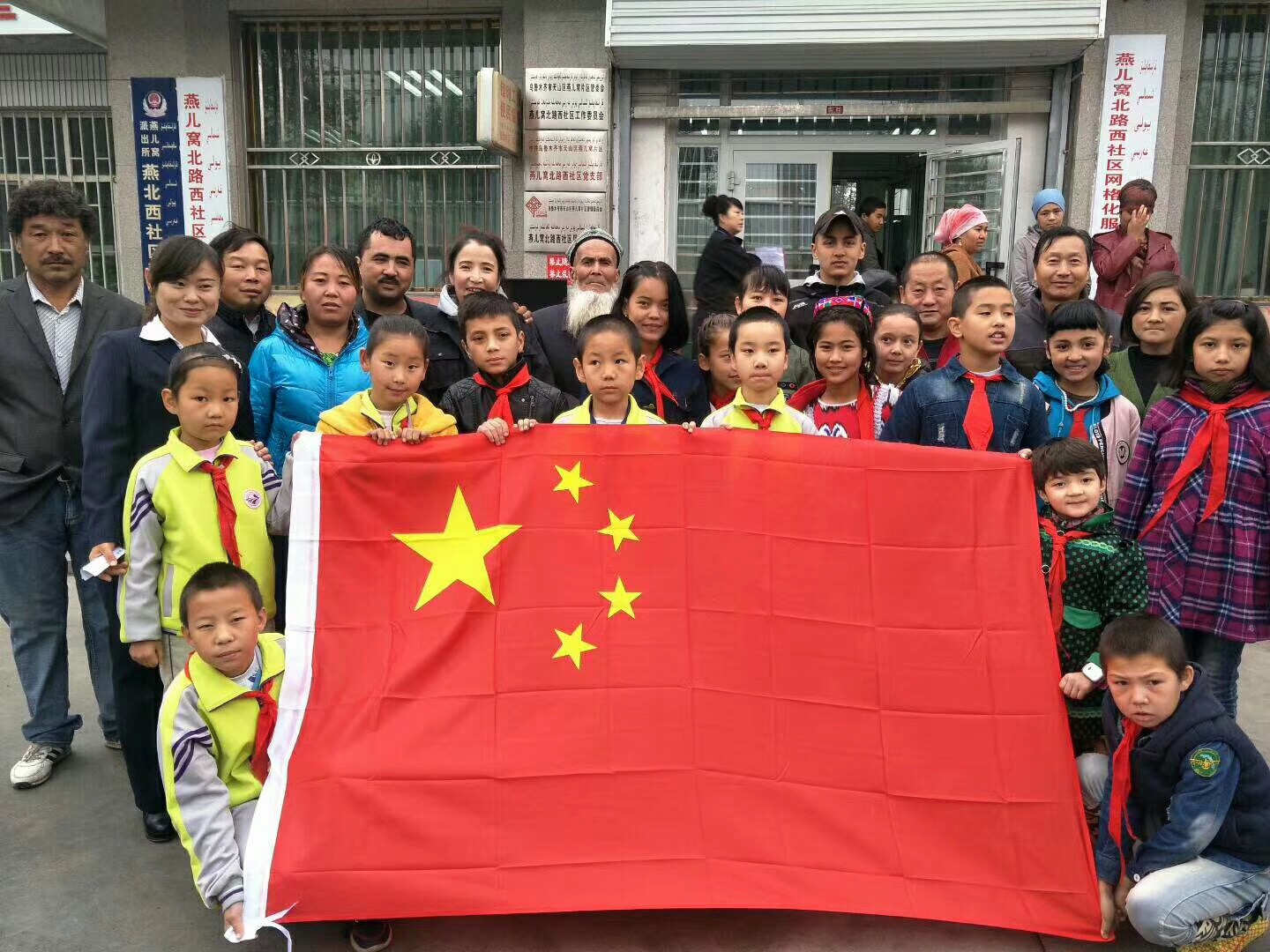 小朋友升国旗1.JPG
