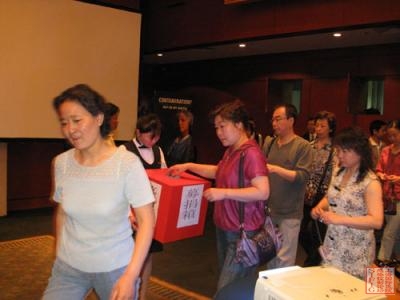 开幕式后捐款现场.jpg.thumb.jpg